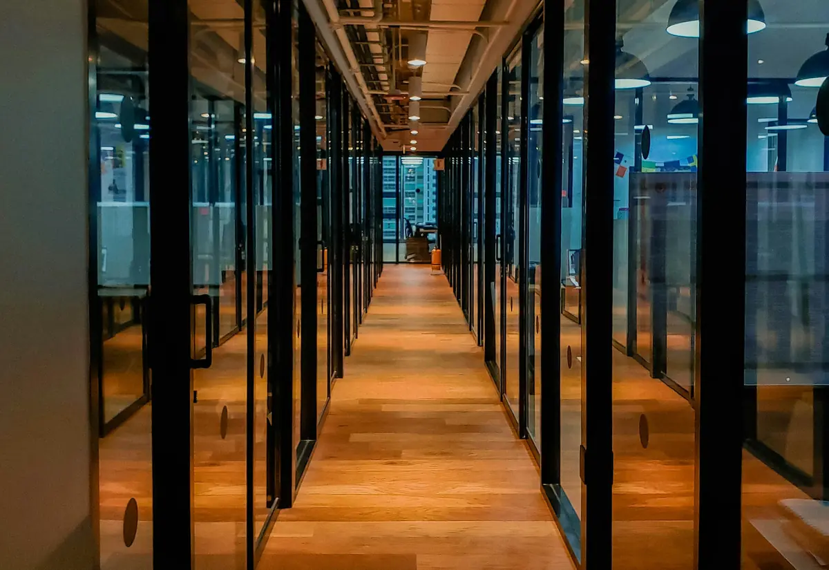 Corridoio vetrato di un ufficio con luce calda
