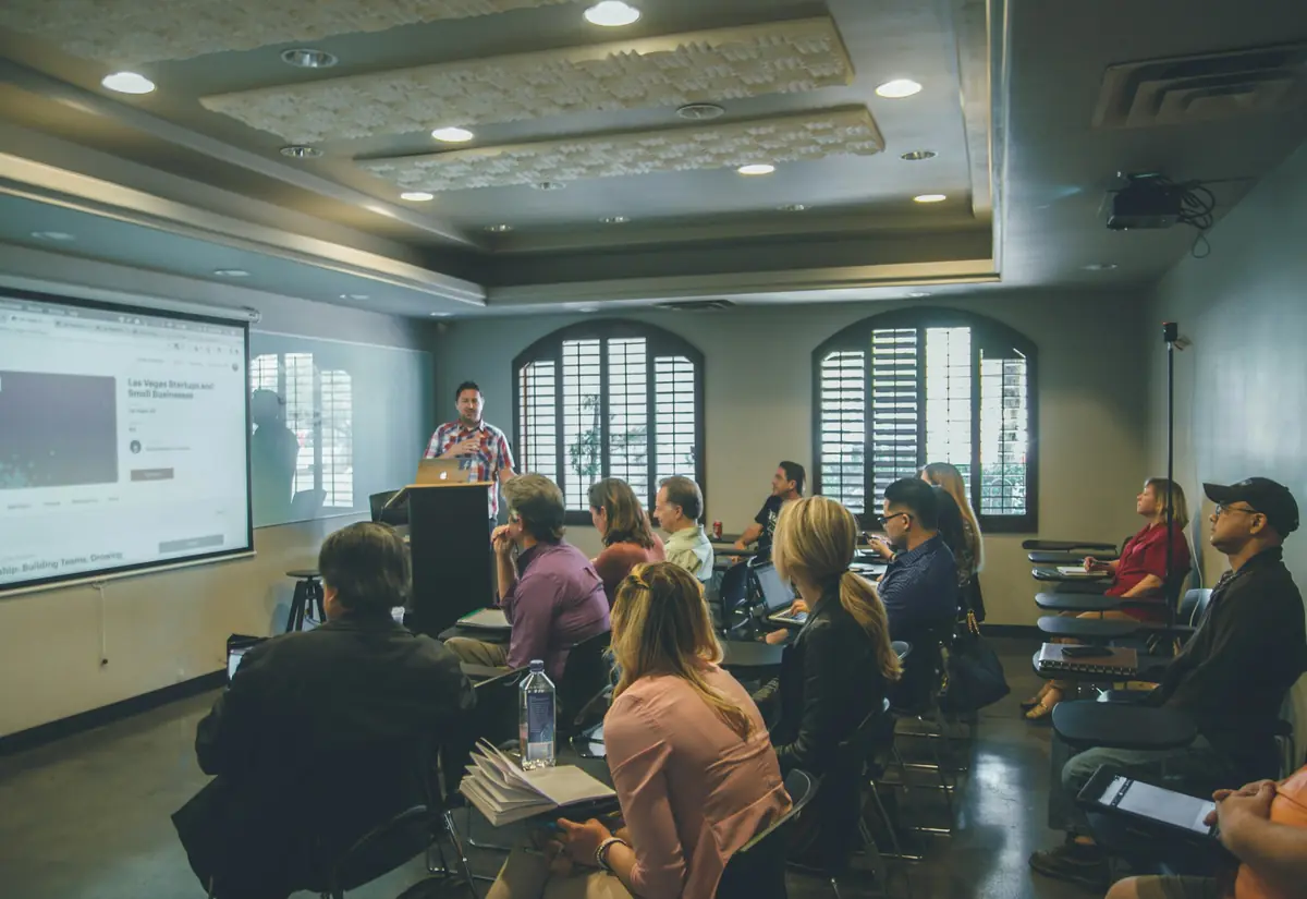 Aula con un relatore e i partecipanti a una sessione di formazione