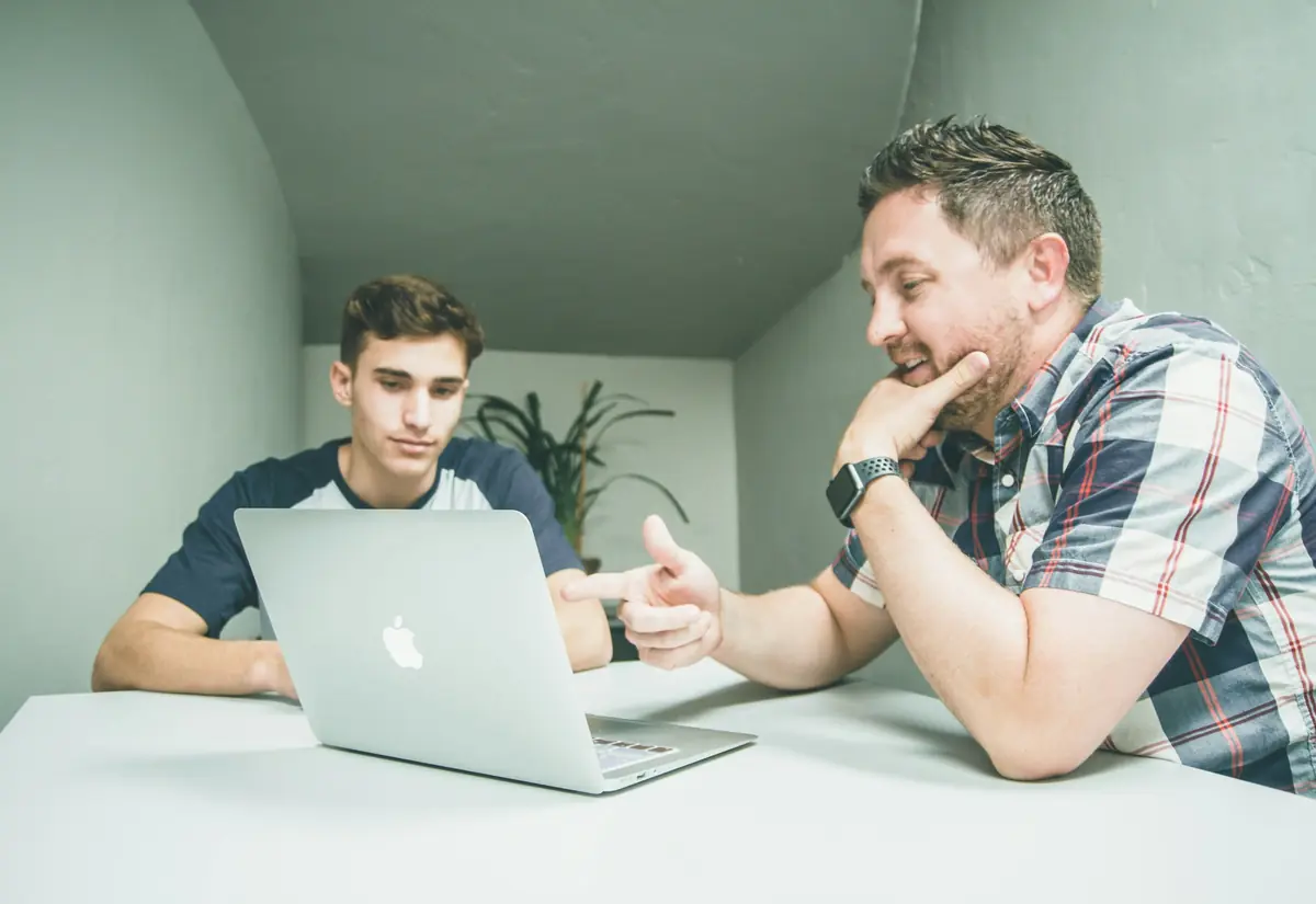Un curriculum accanto a un computer portatile