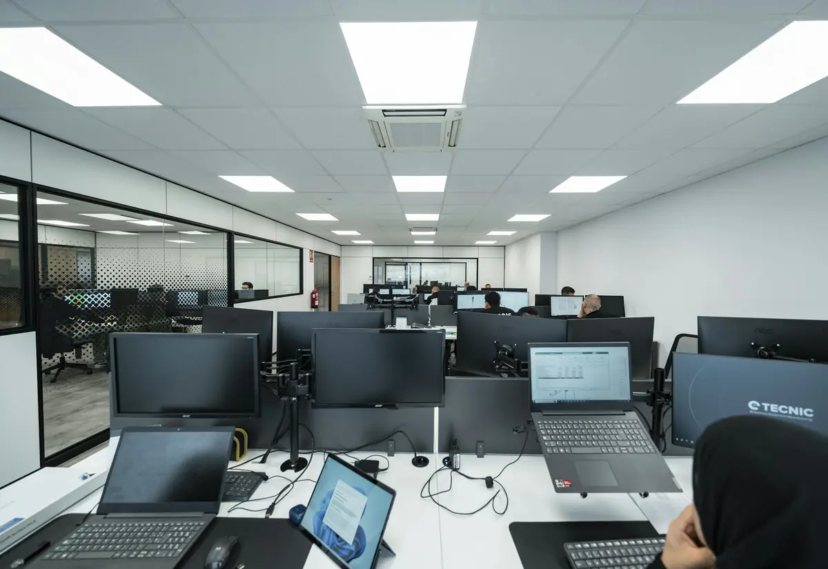Ufficio con postazioni di lavoro e dispositivi IT