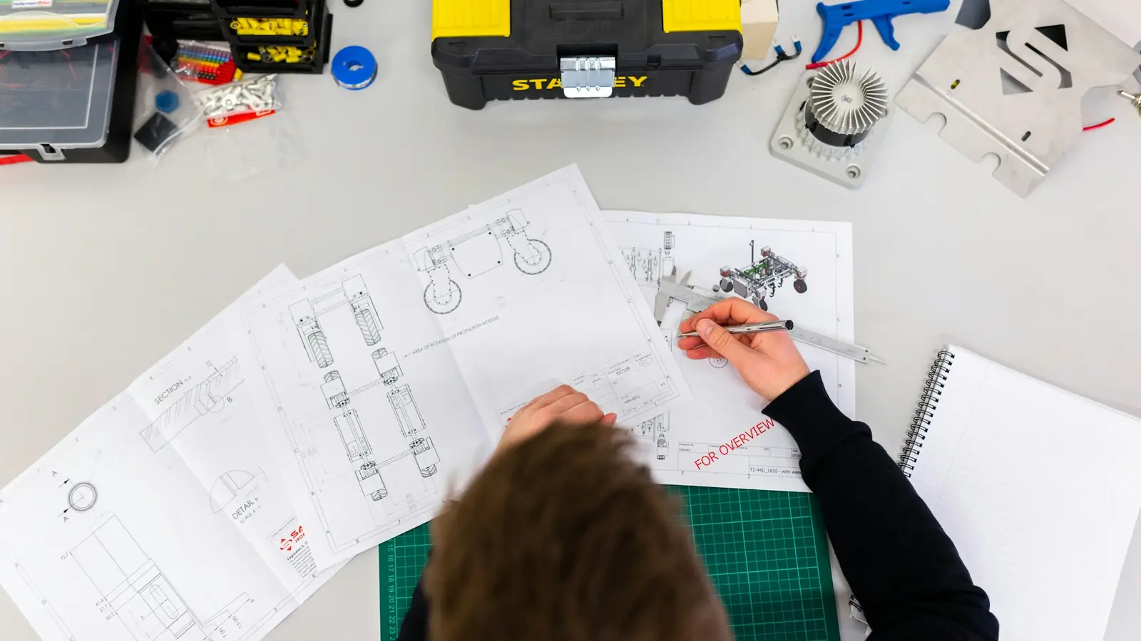 Disegni tecnici e attrezzi su un banco di lavoro